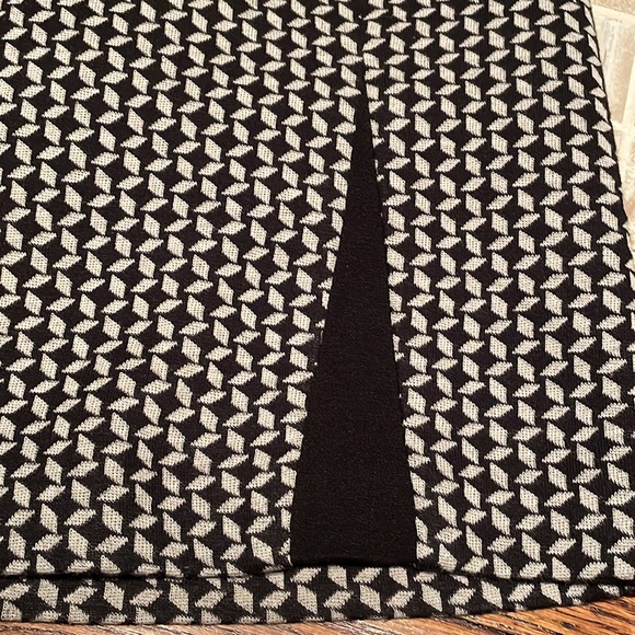 Size 2 black and white patterned mini skirt. - Picture 5 of 6